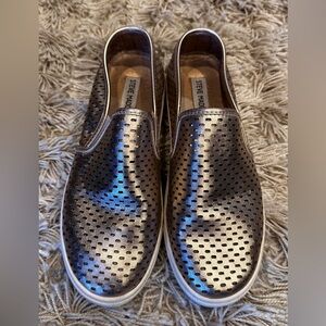 Steve Madden Metallic Rose Gold Perforated Loafers size 9